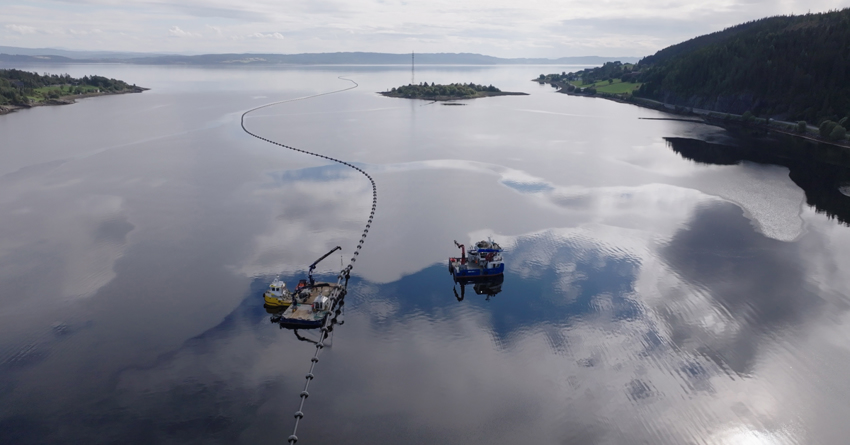 Under arbeid i Trondheimsfjorden.